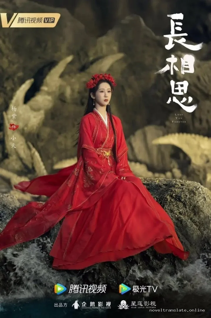 Женщина в китайской традиционной одежде на фоне скал.