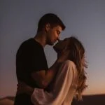 Романтическая пара на закате под луной