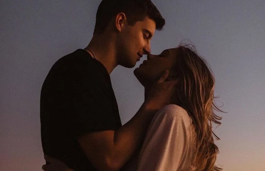 Романтическая пара на закате под луной