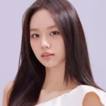 Портрет девушки с длинными темными волосами на светлом фоне