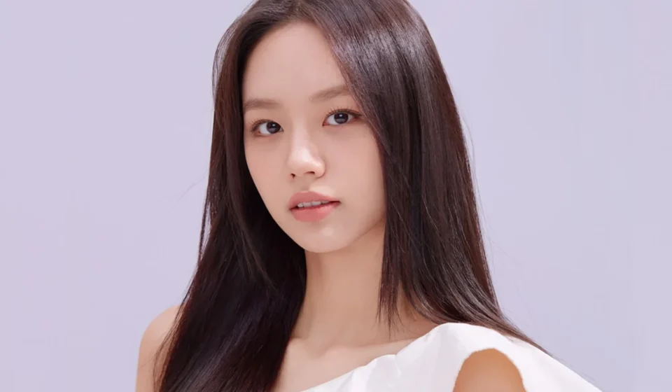 Портрет девушки с длинными темными волосами на светлом фоне