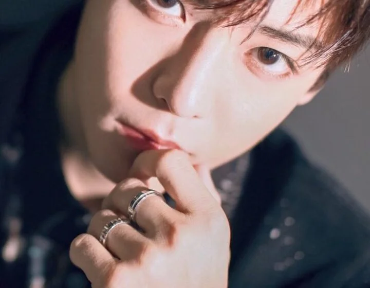 Портрет молодого человека с кольцами на фоне света