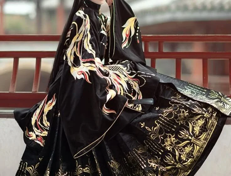 Женщина в традиционном китайском платье на фоне храма