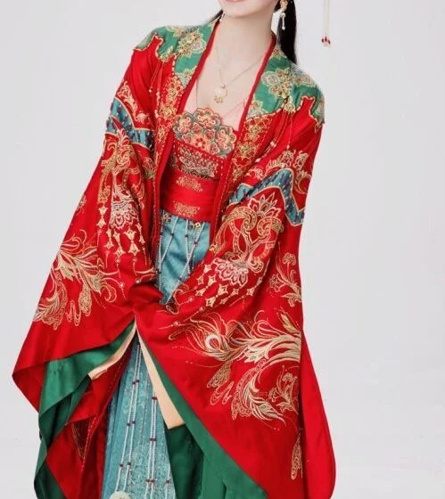 Женщина в традиционном китайском костюме, улыбается на белом фоне