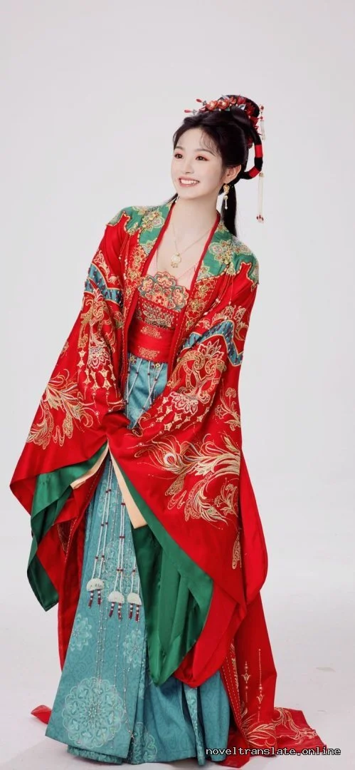 Женщина в традиционном китайском костюме, улыбается на белом фоне